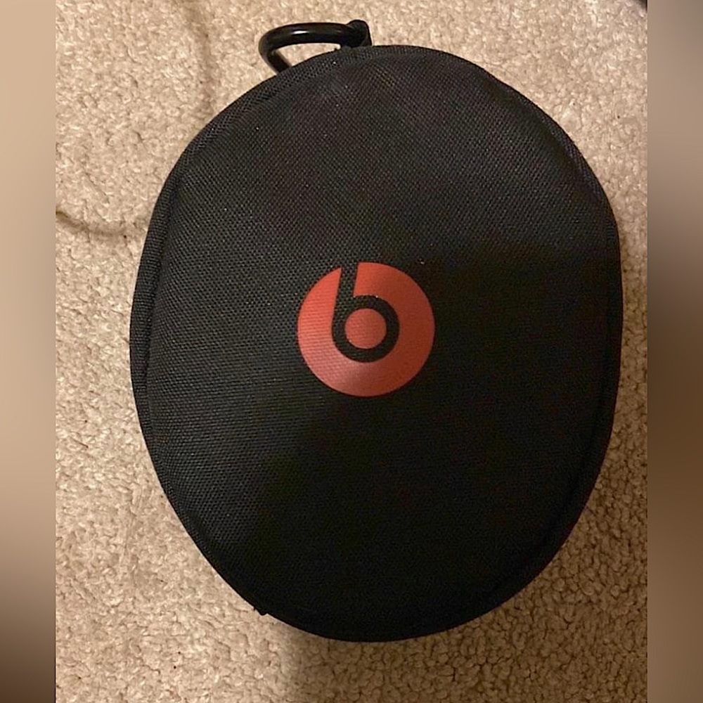 Beats solo wireless 3 ( Black )  comes with charger, case, box